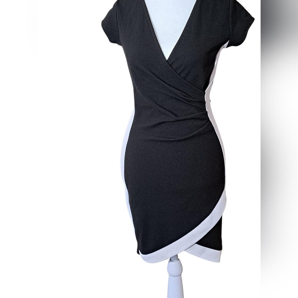 GENTLY LOVED ❤️💄 Younique SZ MD (FITS SM/MD Elegant Black and White Wrap Dress - Picture 11 of 11